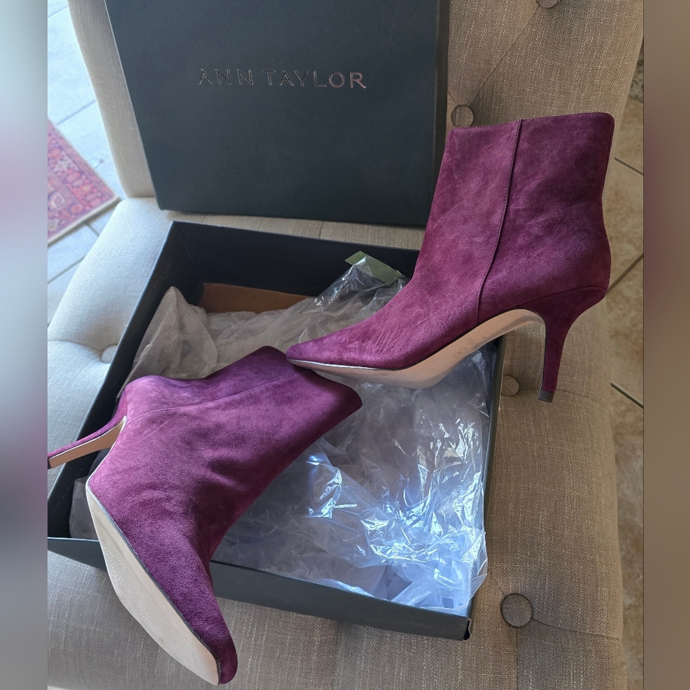 Ann Taylor Women's Plum Rose Suede Pointed Toe Boots, New in Box, Zipper, Sz: 8